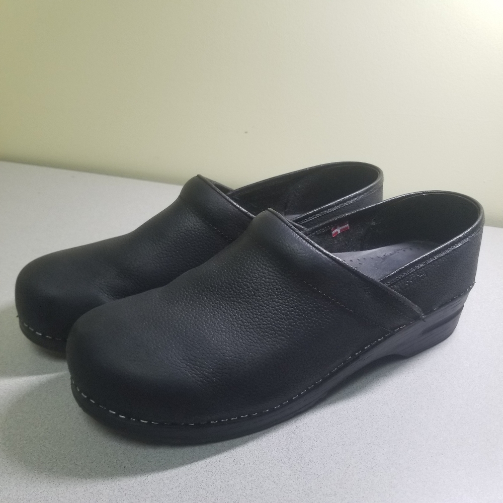 LIKE NEW Sanita Clogs